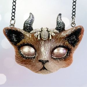 Pinkish fly charm kitty necklace